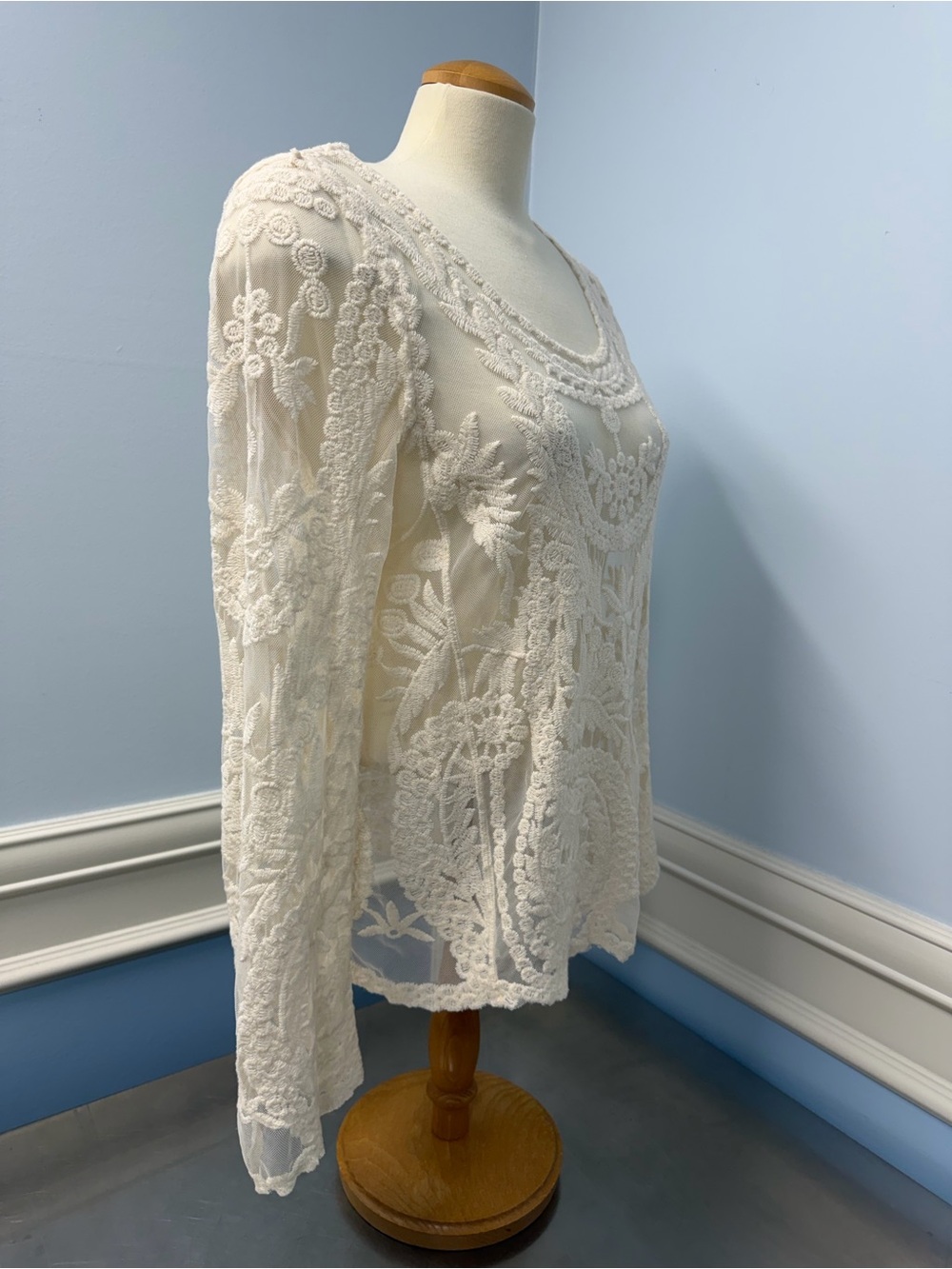 Ivory heavy Lace Long Sleeve Crochet Top - Picture 3 of 10